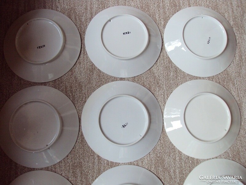 Retro porcelán régi lapos tányér falra akasztható, át van fúrva 14 db. alján HIBÁS felirat