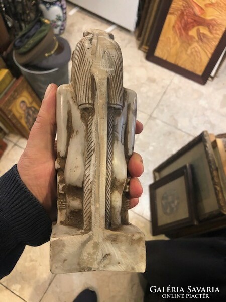 Néith, a szülés feltalálója, egyiptomi kőszobor, 18 cm-es magasságú