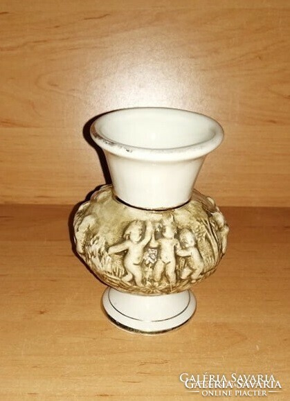 Capodimonte domborműves porcelán váza puttós angyalkás 10,5 cm (F-1)