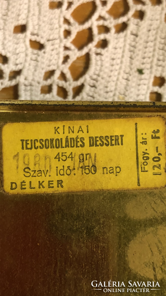 Fém csokis doboz Délker 1980 januári címkével.