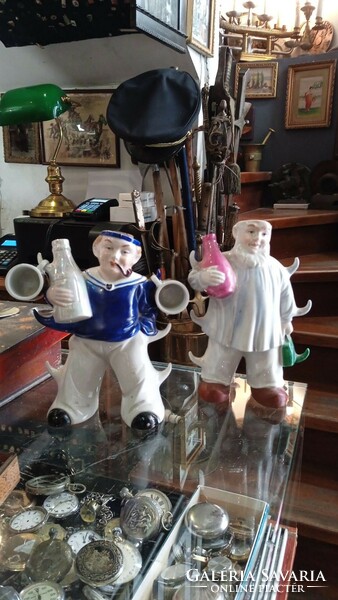 A pair of German porcelain statues, 16 cm high.