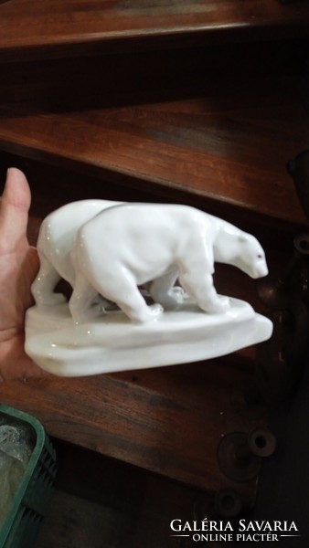 Zsolnay porcelán, jegesmedvék, festett szobor, 16 cm-es nagyságú.