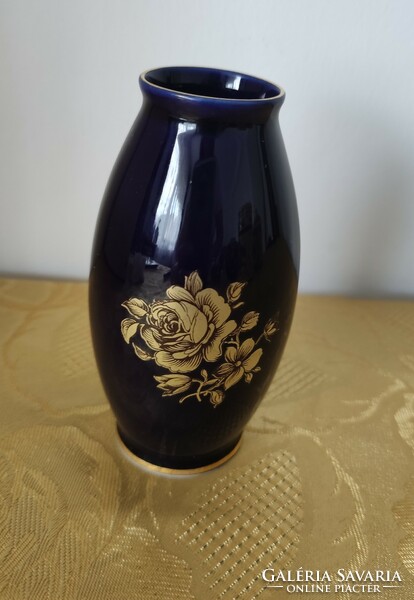 Hollóháza kobaltkék porcelán váza, aranyozott díszítéssel