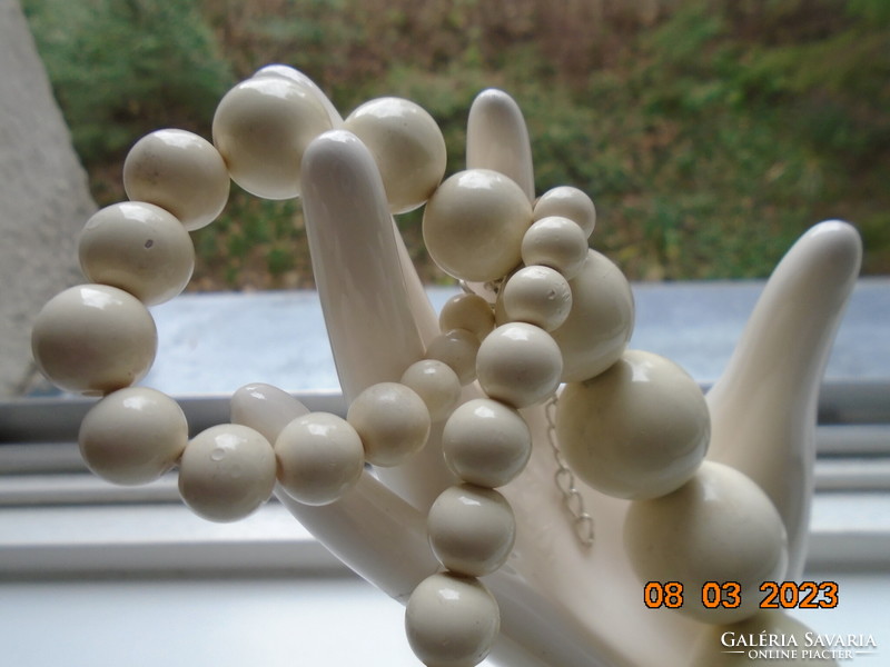 Fehér nagyobb fokozatosan csökkenő méretű gyöngyökből nyakék