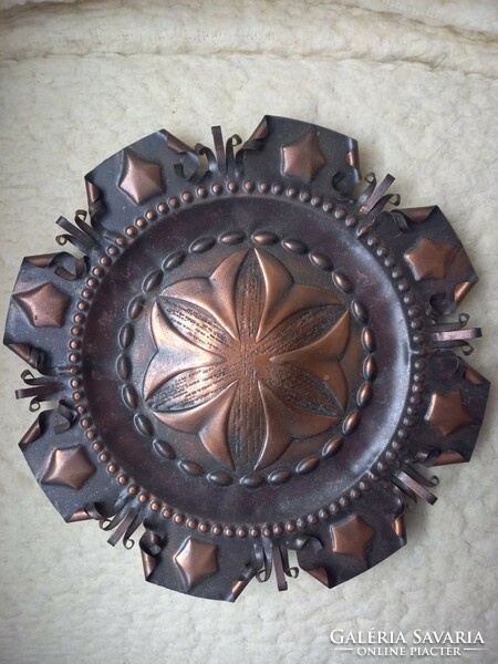 Flower-shaped bronze wall plate