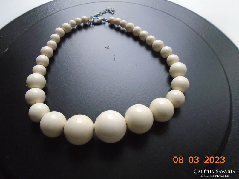Necklaces made of white larger pearls of gradually decreasing size
