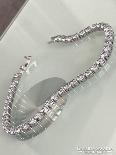 Tennis bracelet with crystals