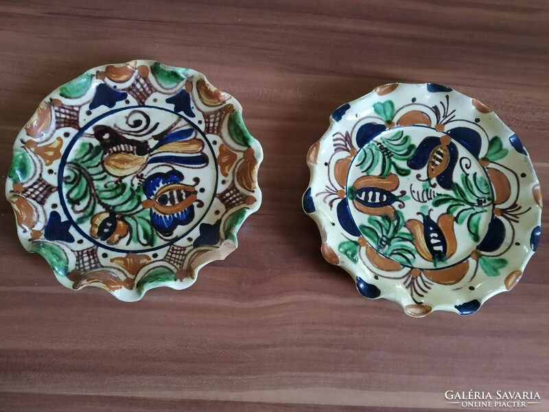 2 Corund plates with ruffled edges, one with a bird from the 1970s-80s, made by Mihály Katona