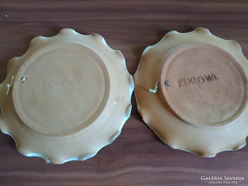 2 db fodros szélű, fehér Korondi tányér, egyben, 1970-80-as évekből