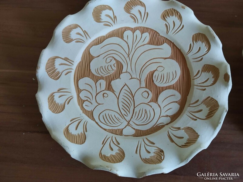 2 db fodros szélű, fehér Korondi tányér, egyben, 1970-80-as évekből