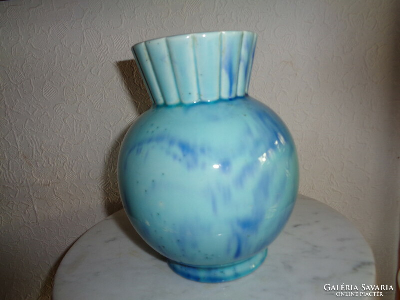 Zsolnay  kék ,  váza  , szép labradoros  dekorral  , néhány égetési pettyel  18 cm