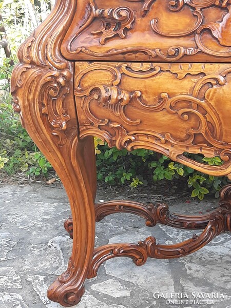Beautiful, fully hand-carved solid wood, baroque chest of drawers in perfect condition