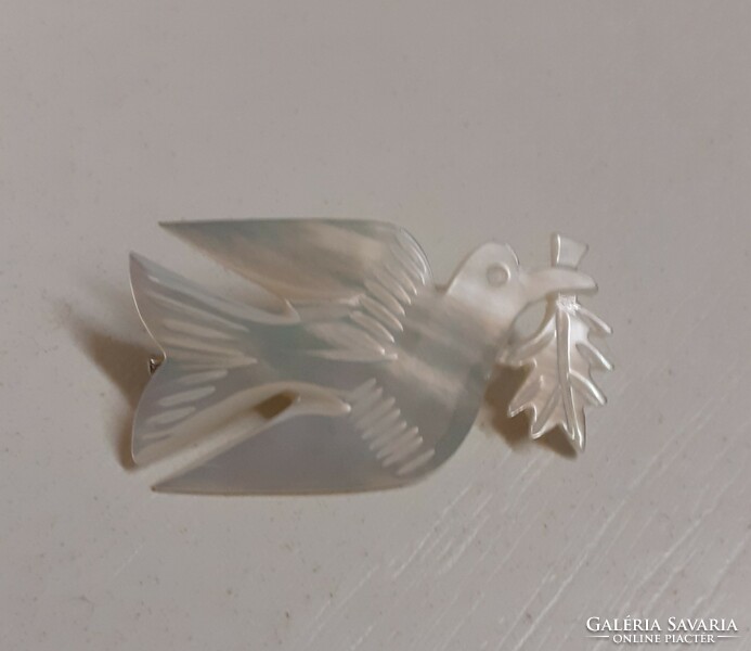 Old dove-shaped mother-of-pearl brooch in good condition