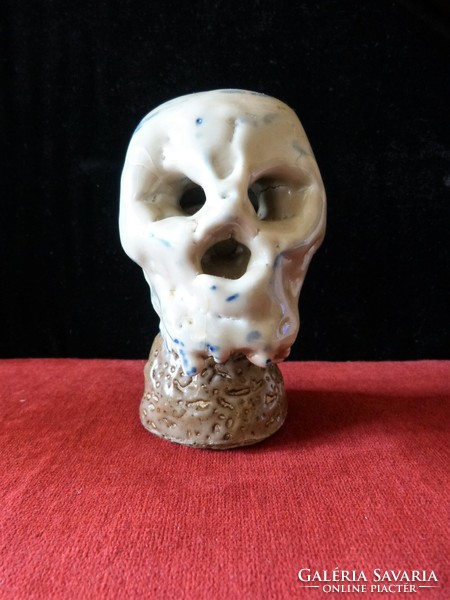 Pyrogranite skull.