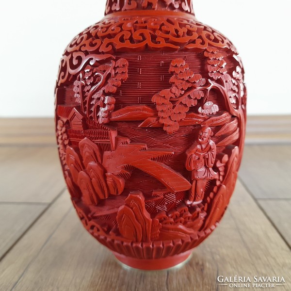 Régi kínai cinóber váza figurákkal