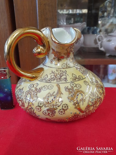 Chinese gilded pattern, thick ivory-colored porcelain pourer, pitcher, pitcher with a frilled mouth.