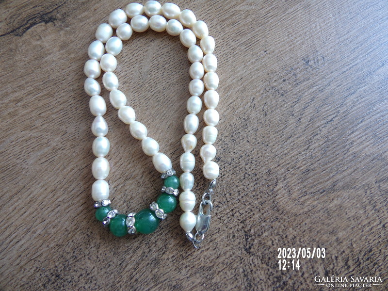 Beautiful cultured pearl necklace with jade