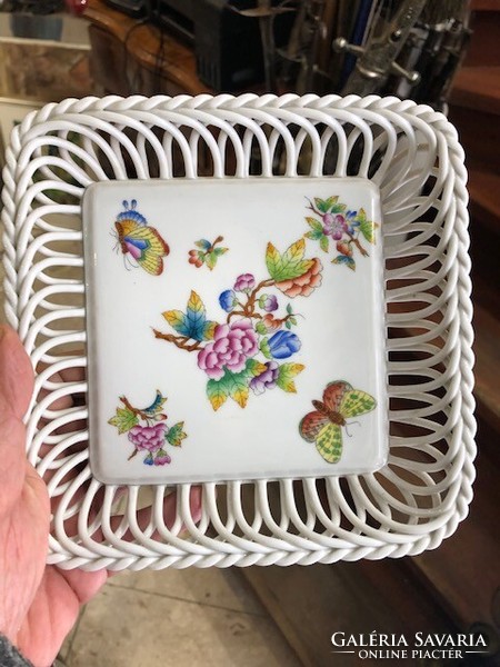 Herend Victoria patterned, woven, porcelain bowl, 18 x 18 cm.
