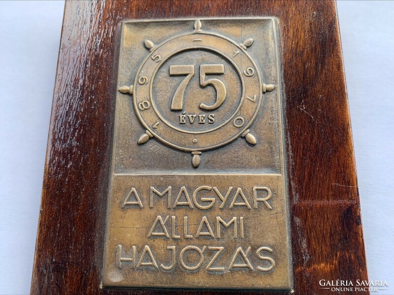 75 éves A Magyar Állami Hajózás 1895-1970 réz plakett fára aplikálva