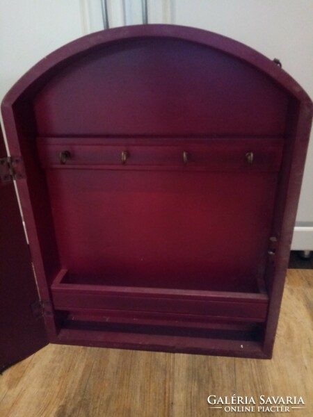 Special key cabinet with clock. 46 X 35 x 8 cm.