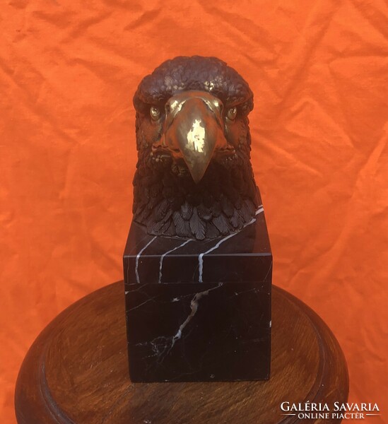 Large eagle head naturalistic bronze statue on a marble plinth, 22 cm high.