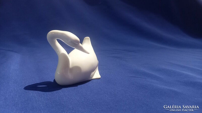 Snow white Herend swan nipp figure.