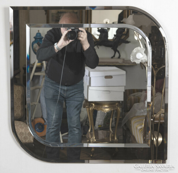 Designer mirror with drop-shaped edges