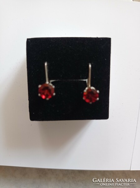 Silver earrings with garnet stones