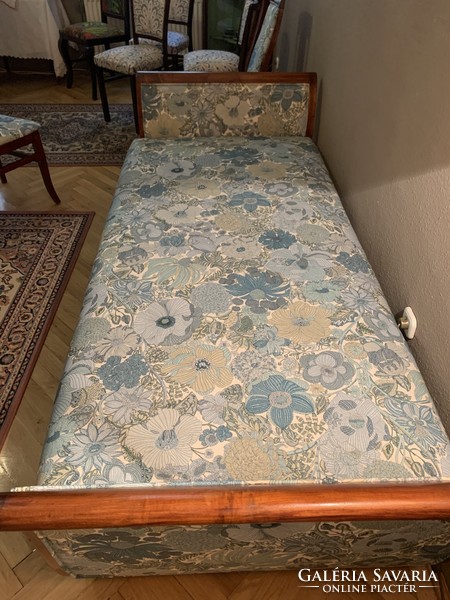 Gyönyörűen restaurált, biedermeier ágynemű tartós ágy