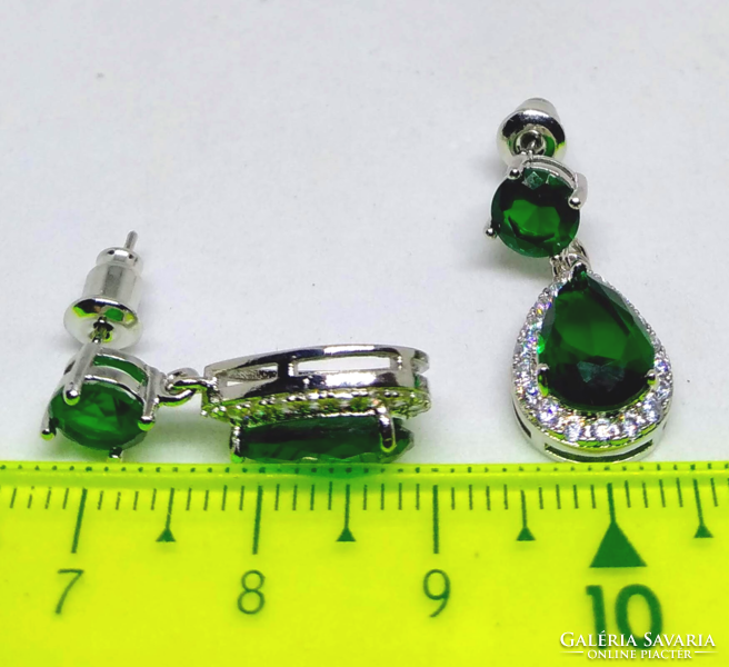 Alkalmi töltött ezüst fülbevaló, fazettált smaragd zöld és fehér színű kristályokkal 332