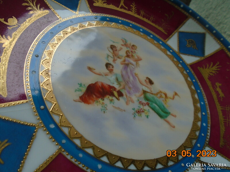 Altwien falitányér a porcelánfestő szignójával, angyalka és nimfa mintákkal, arany perem minták