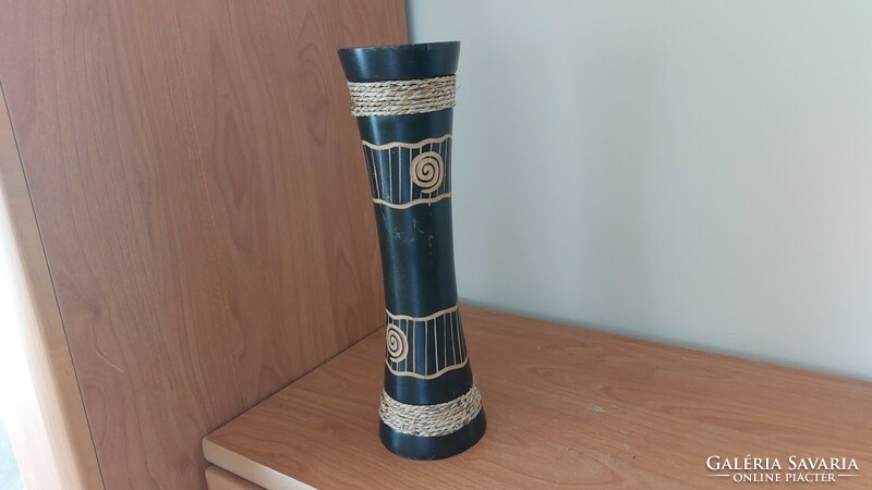 (K) African wooden vase