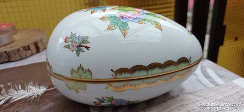 Herendi porcelán, tojás alakú ékszertartó. Pecsétes jelzéssel, viktória mintás dekorral. Hibátlan.