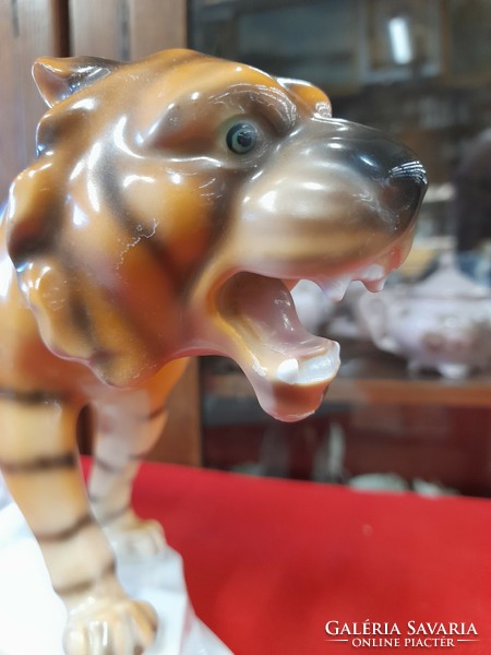 Alt German, Germany tettau gerold-preissler 1920-1937, tiger porcelain figure, sculpture. 34 Cm.