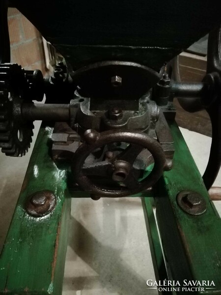 Hofherr crop grinder, beautiful and distinctive agricultural machine, marked working, fully restored piece