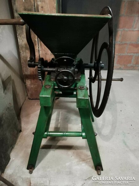 Hofherr crop grinder, beautiful and distinctive agricultural machine, marked working, fully restored piece