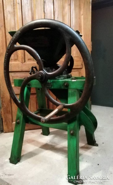 Hofherr termény daráló, szép markáns mezőgazdasági gép, jelzett működő, teljesen restaurált darab