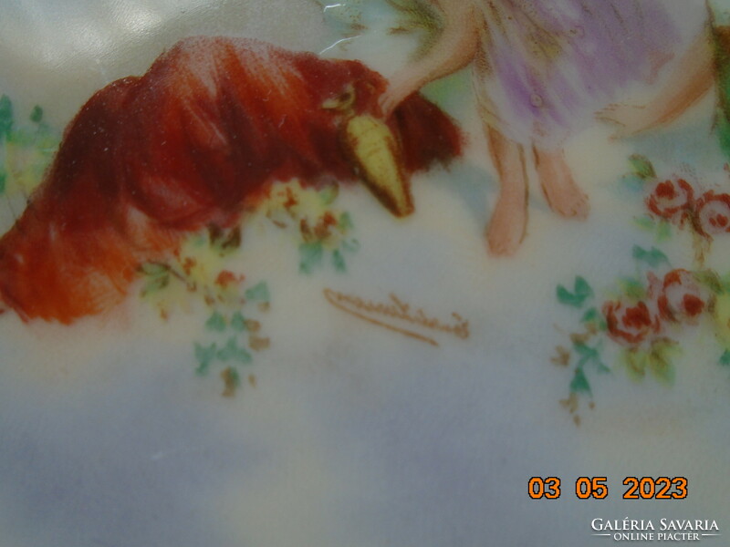 Altwien falitányér a porcelánfestő szignójával, angyalka és nimfa mintákkal, arany perem minták