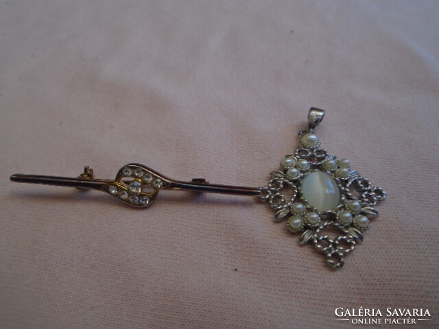 Old brooch in good condition, a wonderful pendant. Also makes an excellent gift. With marcasite stones