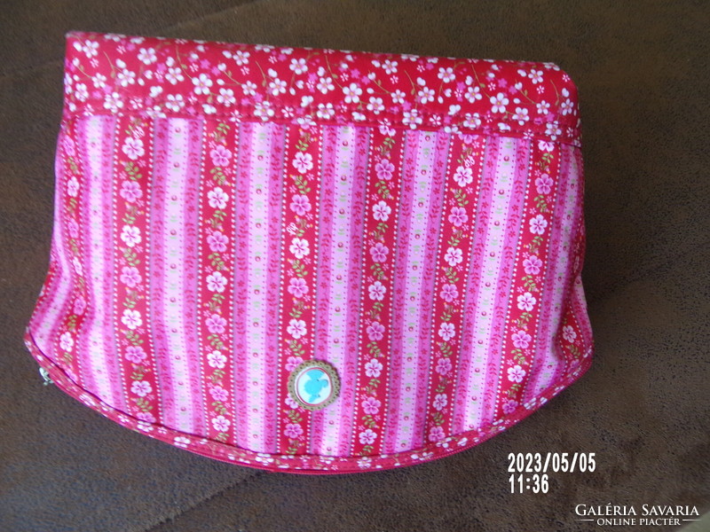 Cosmetic bag with floral pattern 