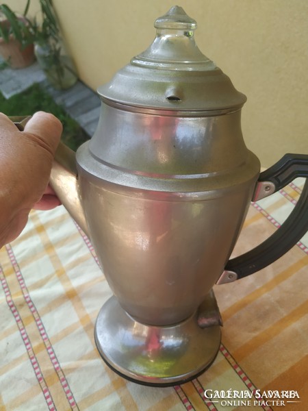 Russian, nicely shaped samovar, for sale with 4 cups!