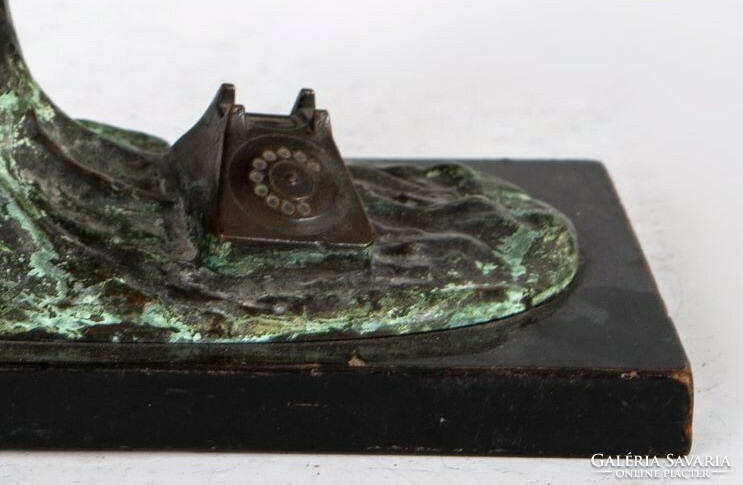 Bronz sas szobor telefonnal a csőrében