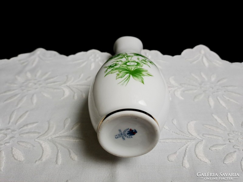Hollóházi porcelán zöld virágos (Erika mintás?) váza 18 cm magas