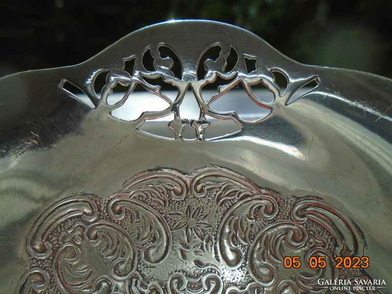 W.M.Rogers high-quality silver-plated, chiseled pattern bonbonnier with openwork base