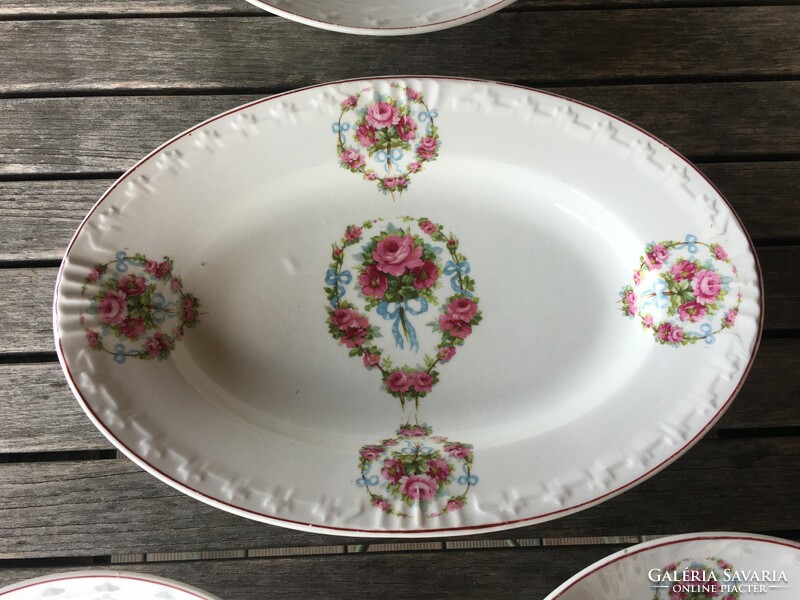 Rózsagirlandos ovális tál és tányérok