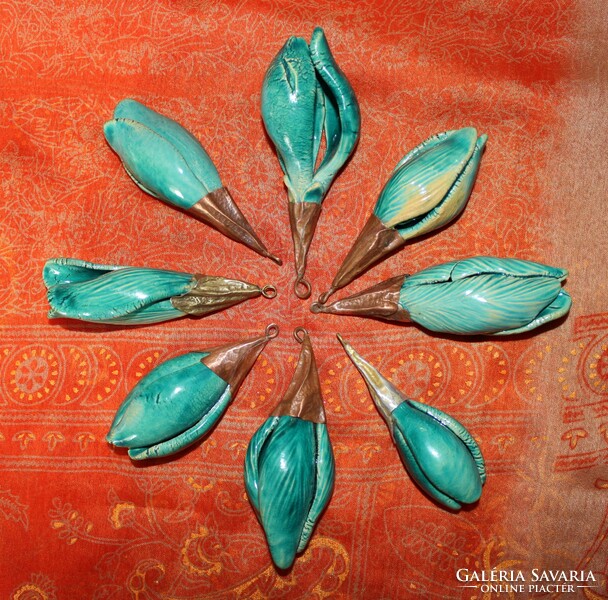 Türkizszínű medálok kerámiából