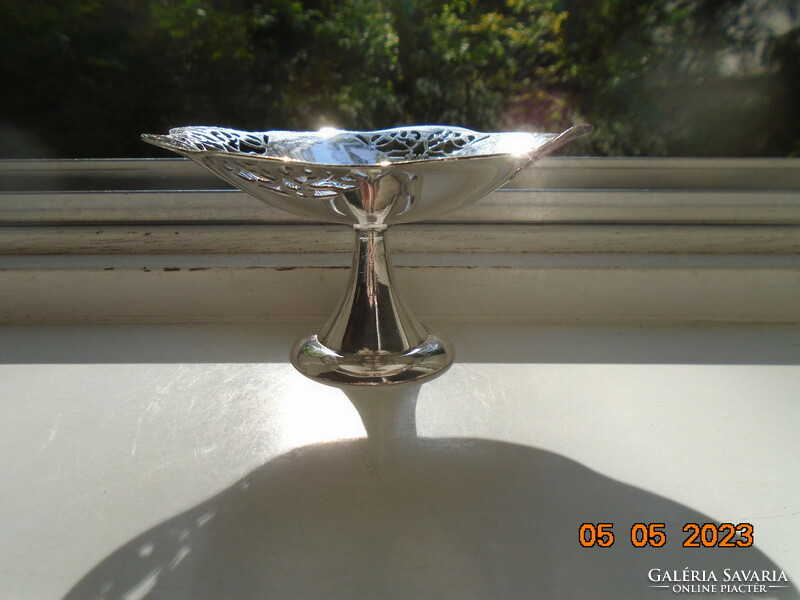 W.M.Rogers high-quality silver-plated, chiseled pattern bonbonnier with openwork base