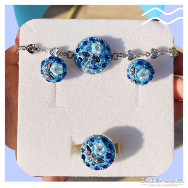 Jewelry set with swarovski crystals and pearls in a stainless steel socket on a blue background!