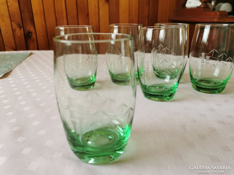 Set of 6 uranium-green wine glasses, flawless incised pattern