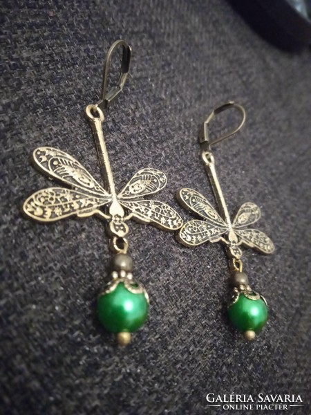 Special bijou earrings with a green stone with a bronze-gold-colored fitting
